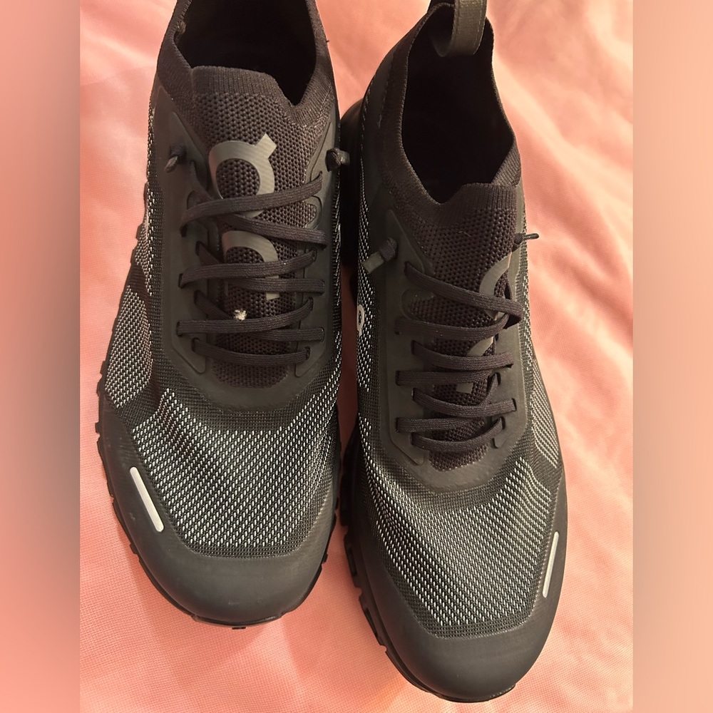 On cloud running shoes 9W cloudtec